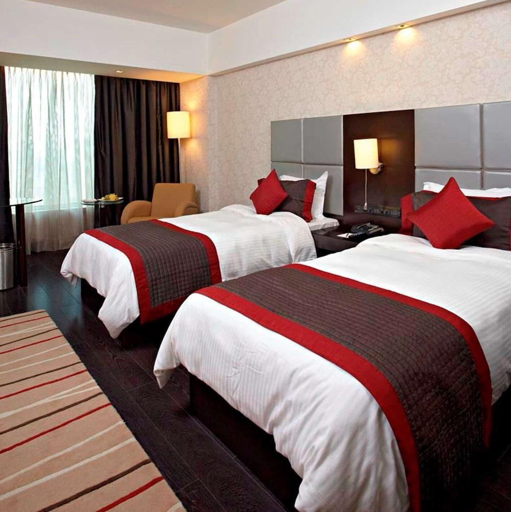 Radisson Sector 29 Gurugram 5*