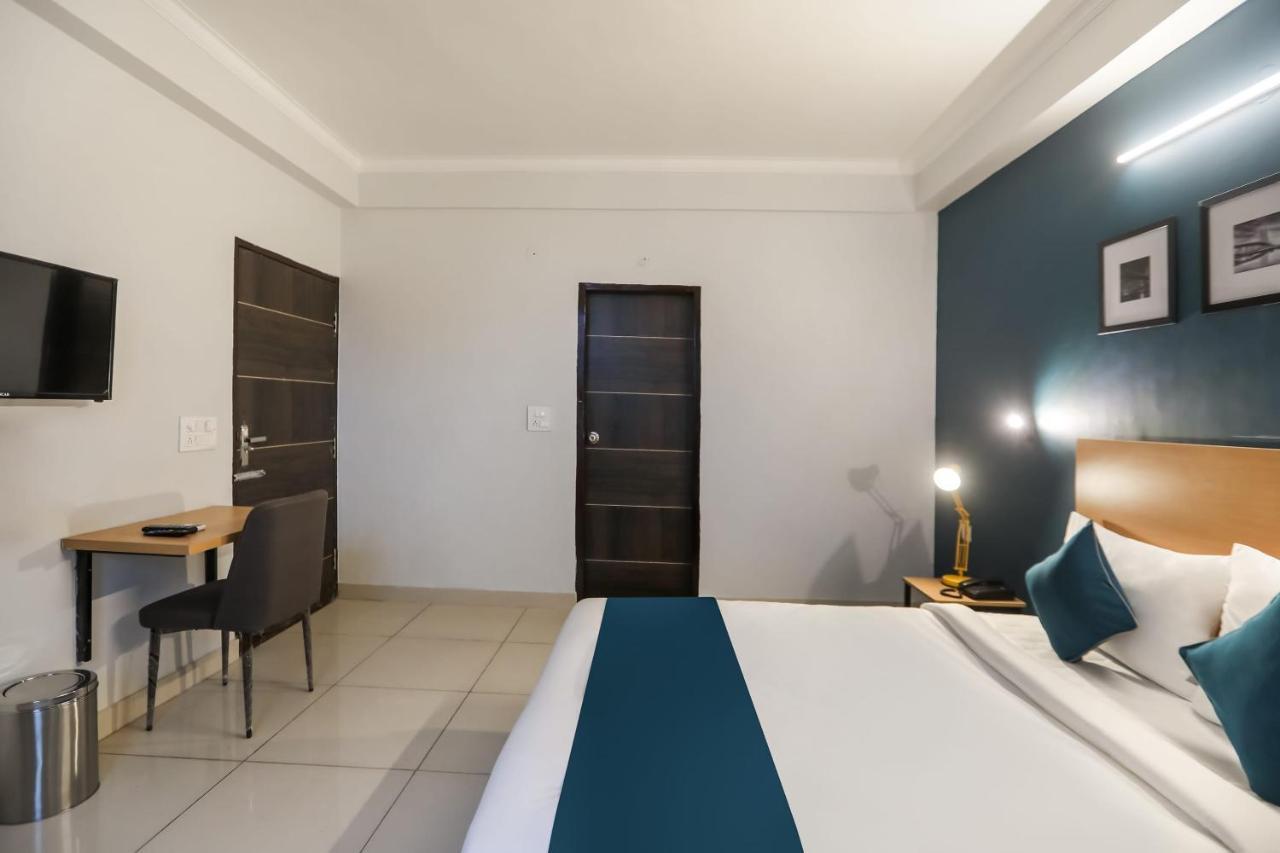 Hotel Silverkey Executive 42933 Medanta Corporate Gurgaon