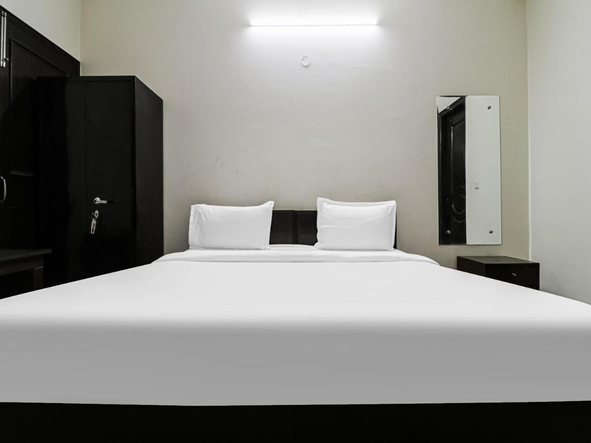 Hotel Capital O 9423 Devine 3*