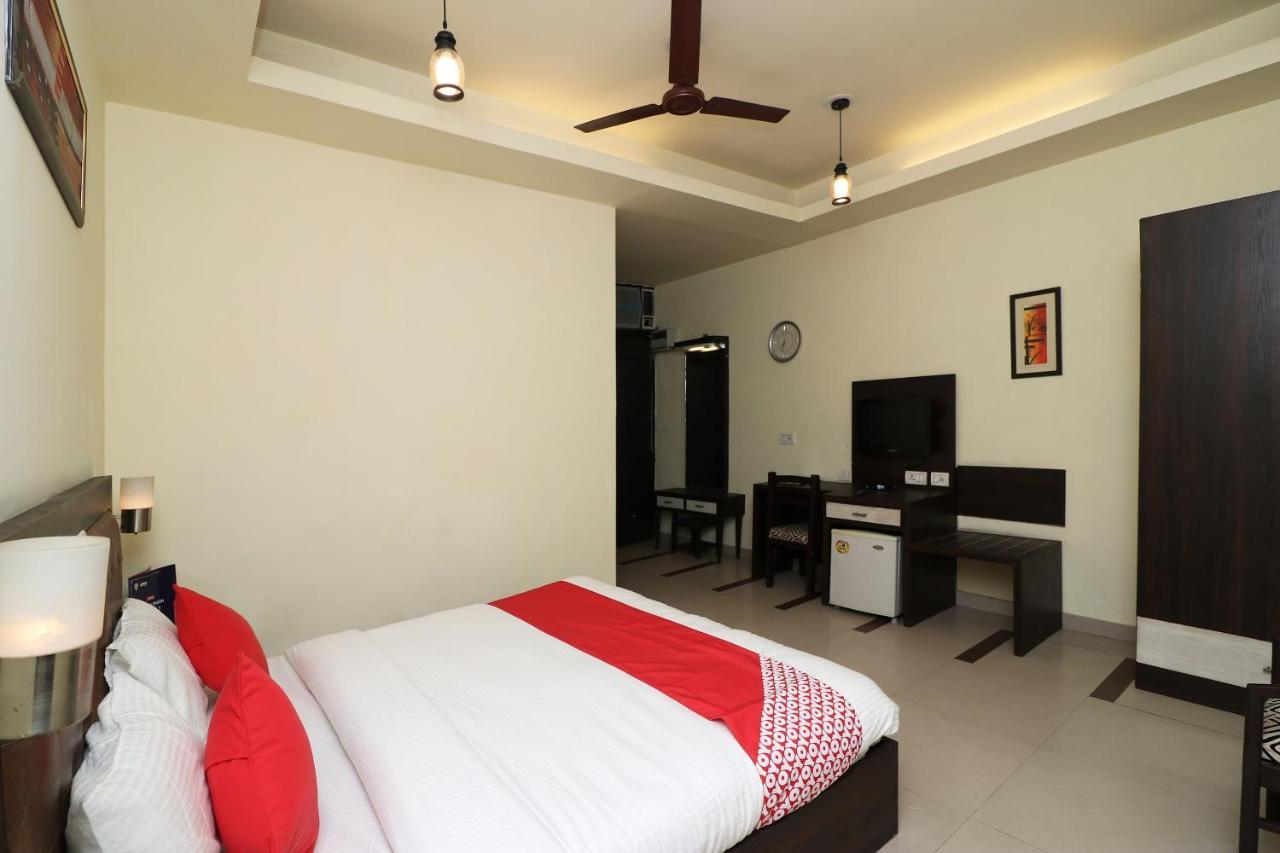 Hotel Oyo 389 Applee 3*