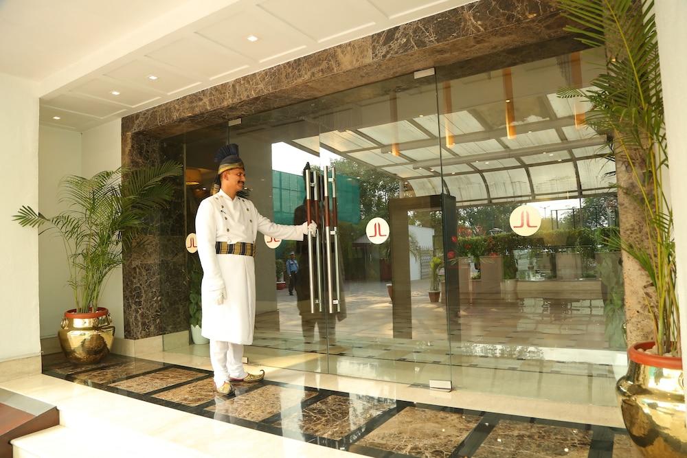 The Acura, Bmk Hotel 4*