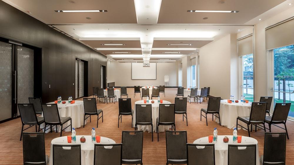Hyatt Place Udyog Vihar Hotel 5*