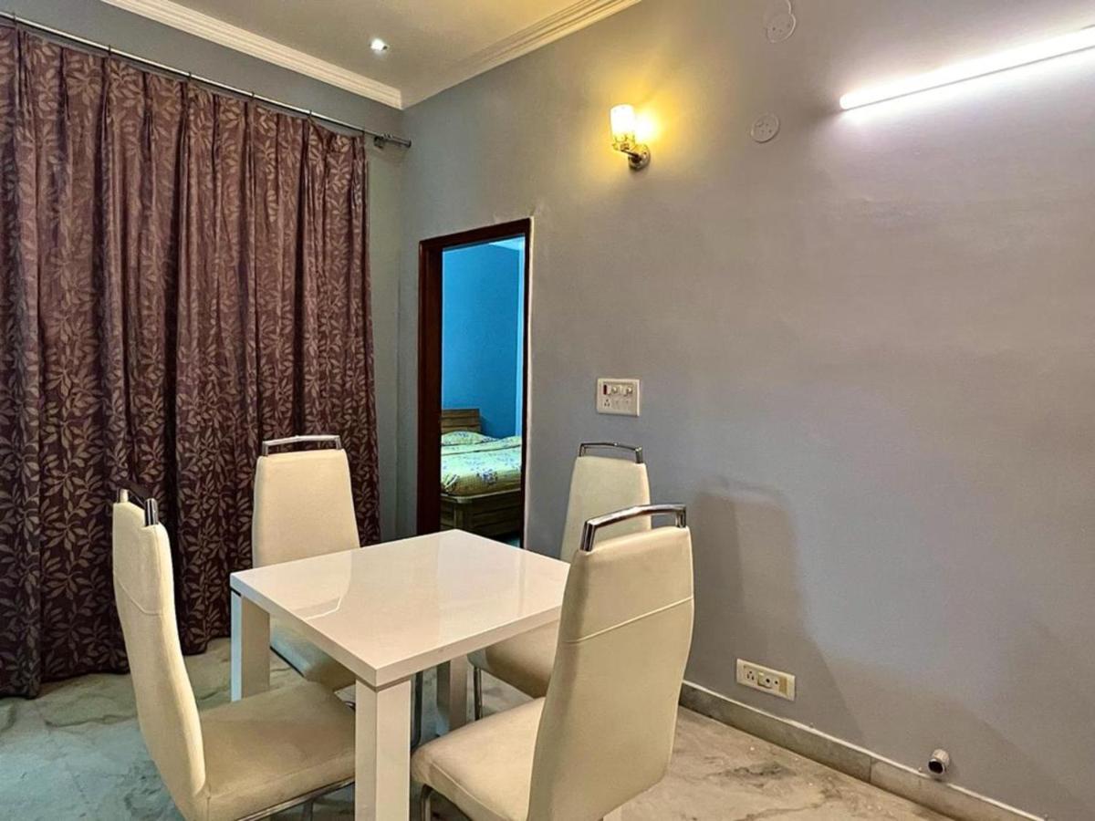 Entire Floor 2bhk With Full Kitchen Near Medanta Hospital Guest house Gurgaon