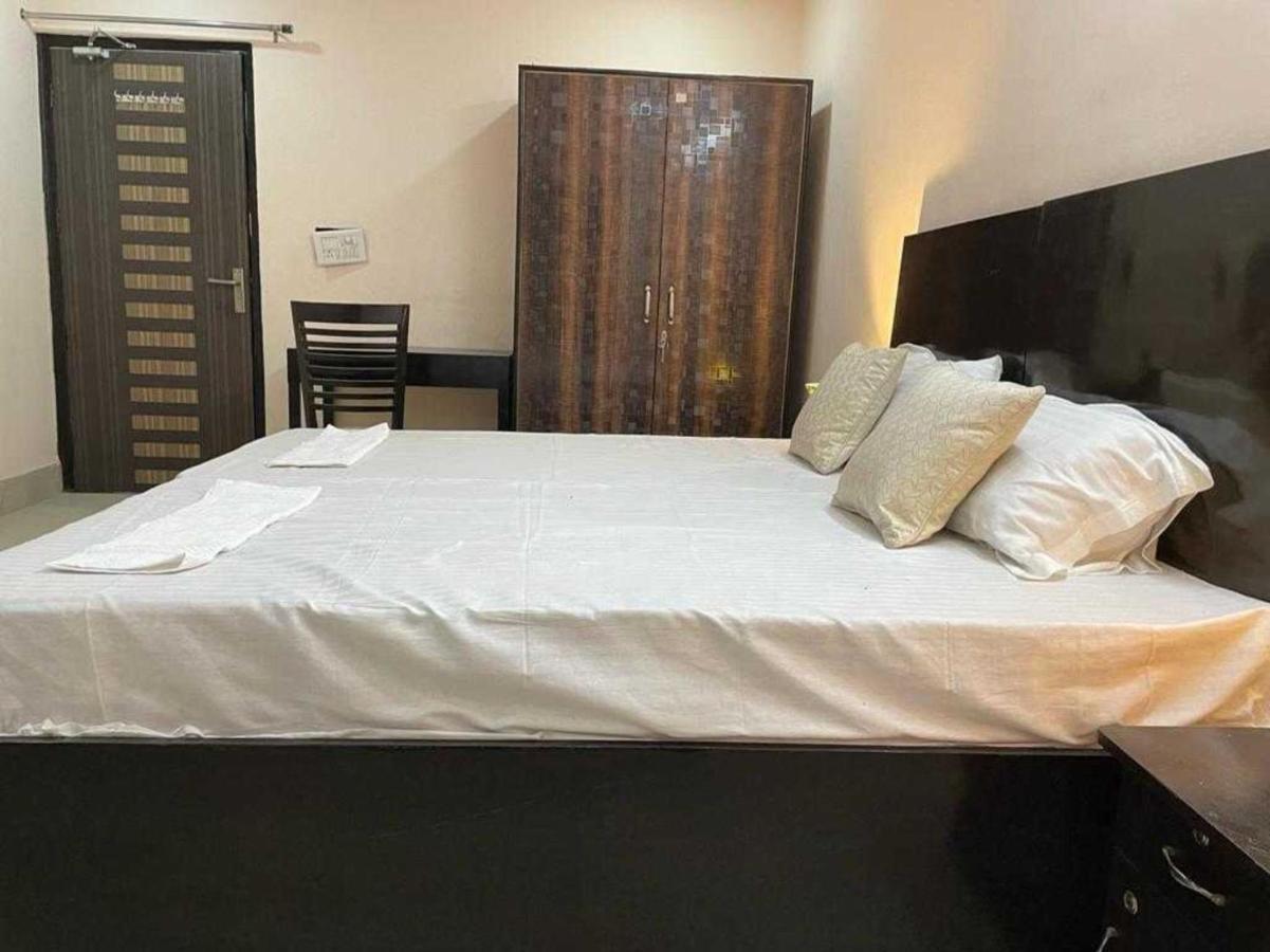 Hotel Oyo White House Tower 3*