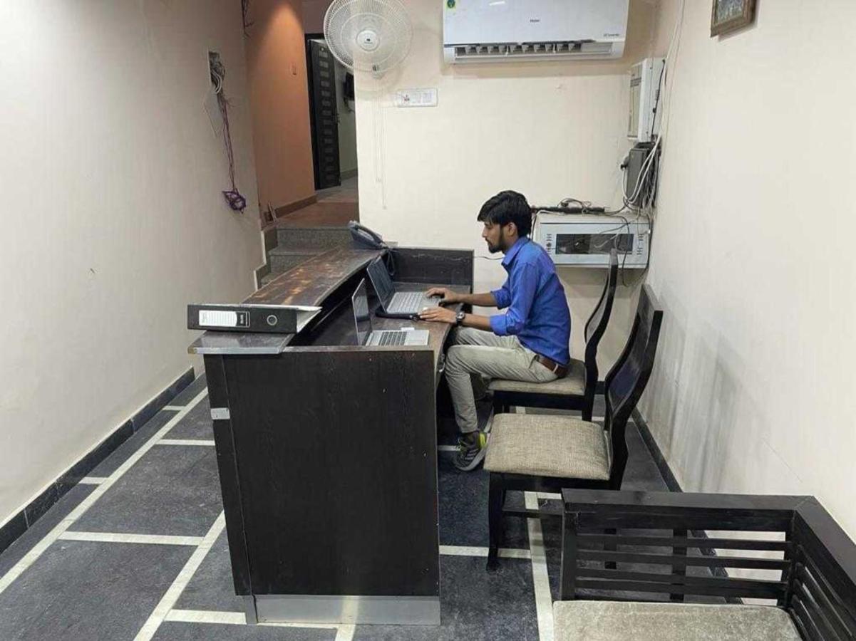Oyo White House Tower 3* Gurgaon