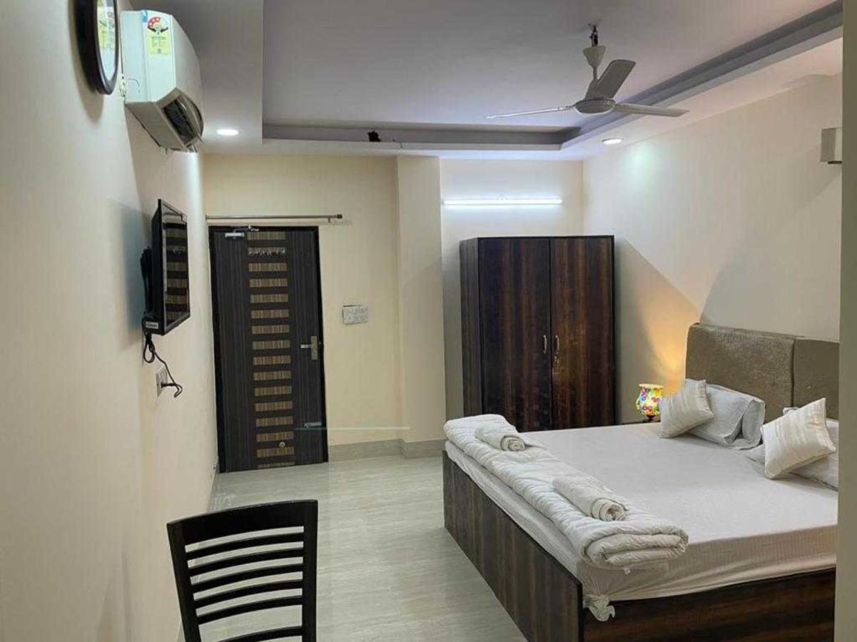Hotel Oyo White House Tower