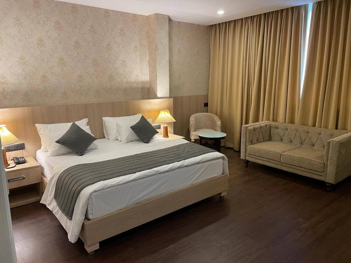 The Woodbury Hotel *