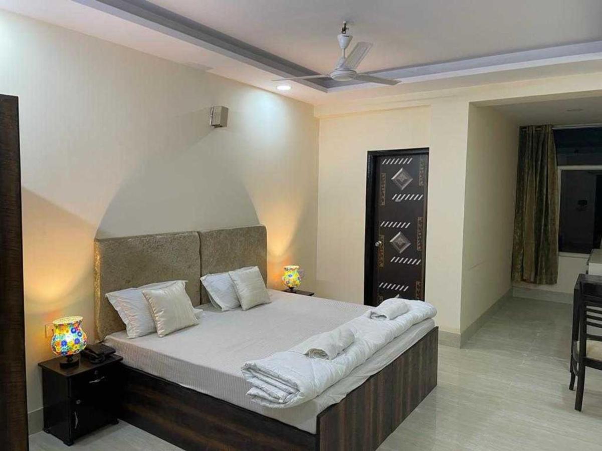 Oyo White House Tower 3* Gurgaon