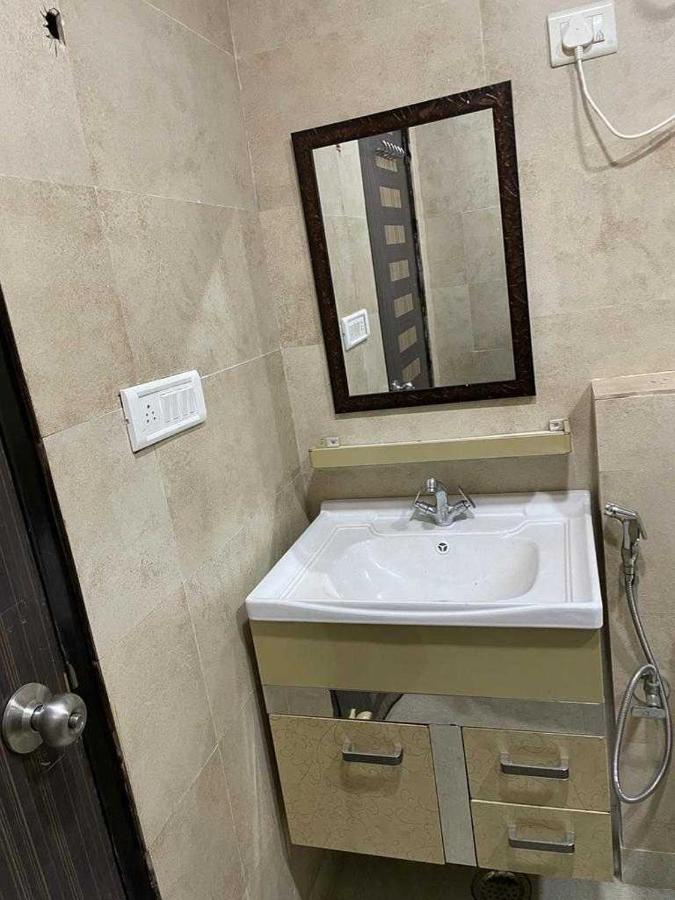Hotel Oyo White House Tower Gurgaon