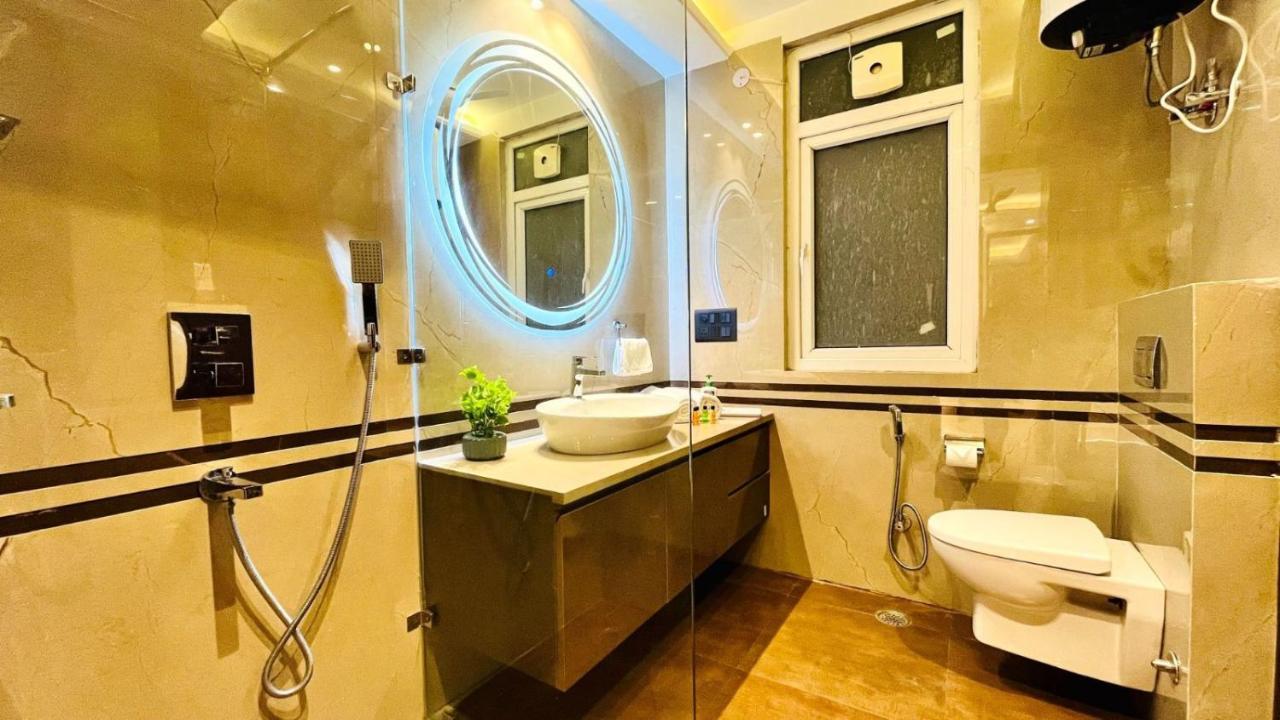 Bluo 3bhk - Dlf Cybercity, Mg Road, Balcony, Lift * Gurgaon