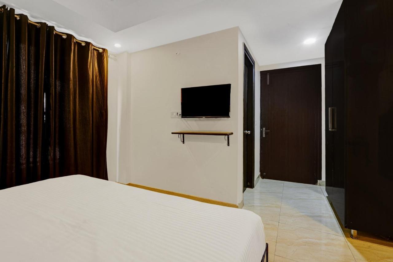 Hotel Super Townhouse Tipsyy Near Bestech Square Mall