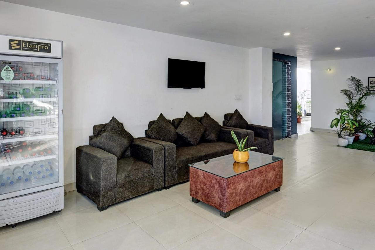Hotel Super Townhouse Tipsyy Near Bestech Square Mall