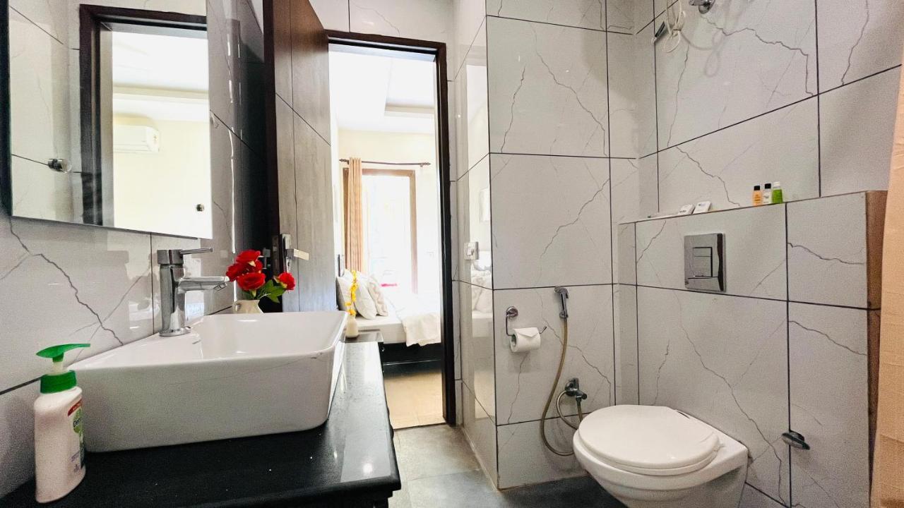 Bluo Dlf Cybercity - Kitchen, Balcony, Lift Apartment Gurgaon
