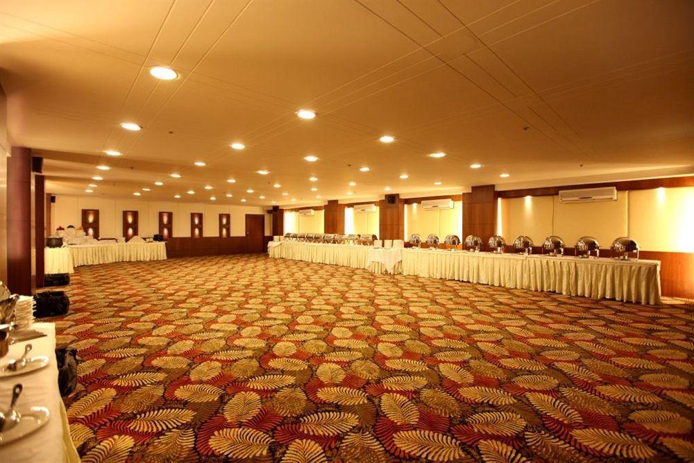 Hotel Crossroads 4*