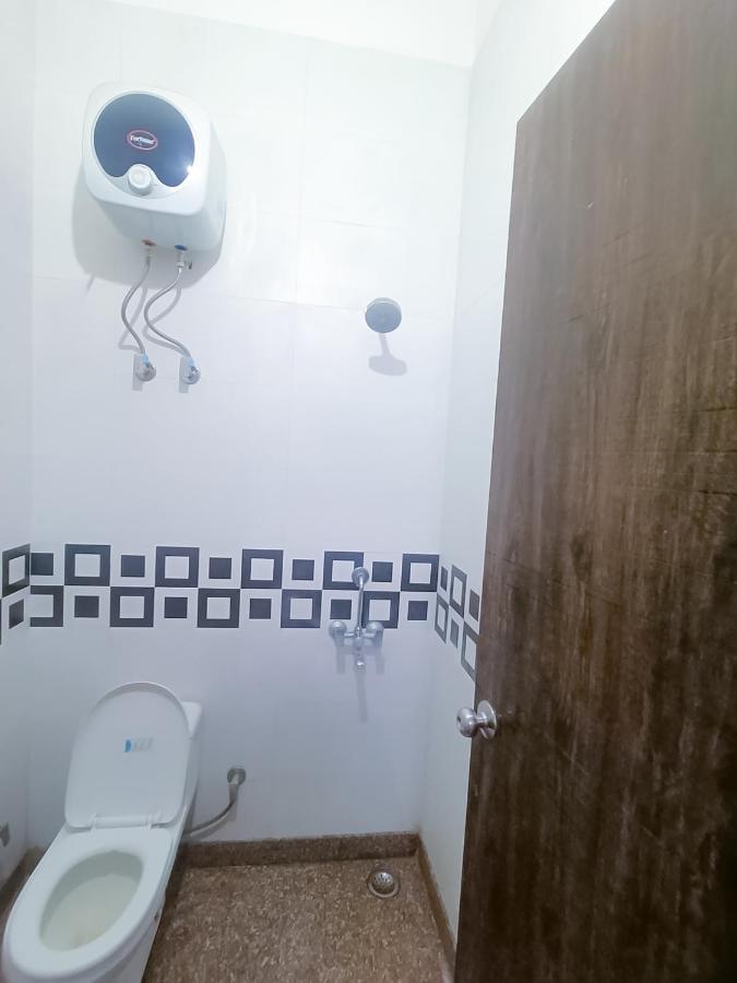 Hotel Roomshala 098 Sagarmatta - Opposite Medanta Hospital Gurgaon