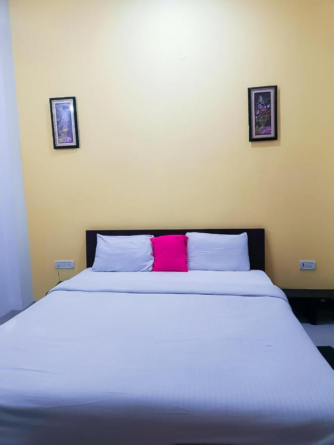 Hotel Roomshala 098 Sagarmatta - Opposite Medanta Hospital Gurgaon