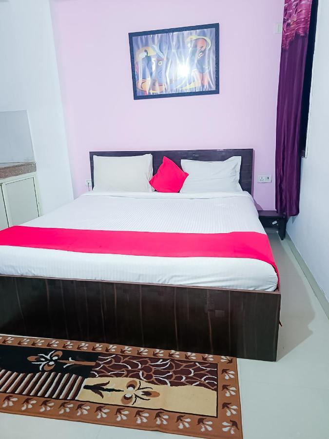 Roomshala 098 Sagarmatta - Opposite Medanta Hospital Hotel 3*