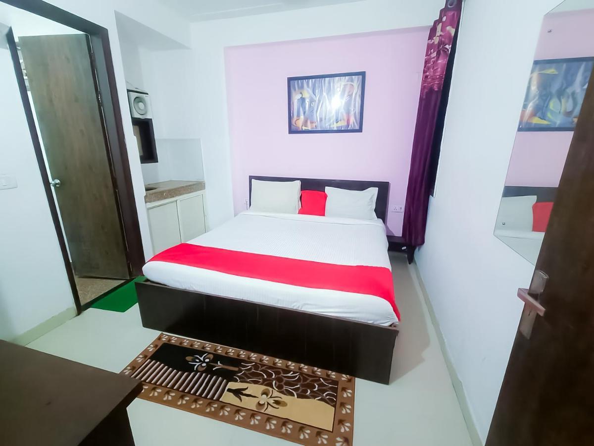Hotel Roomshala 098 Sagarmatta - Opposite Medanta Hospital 3*