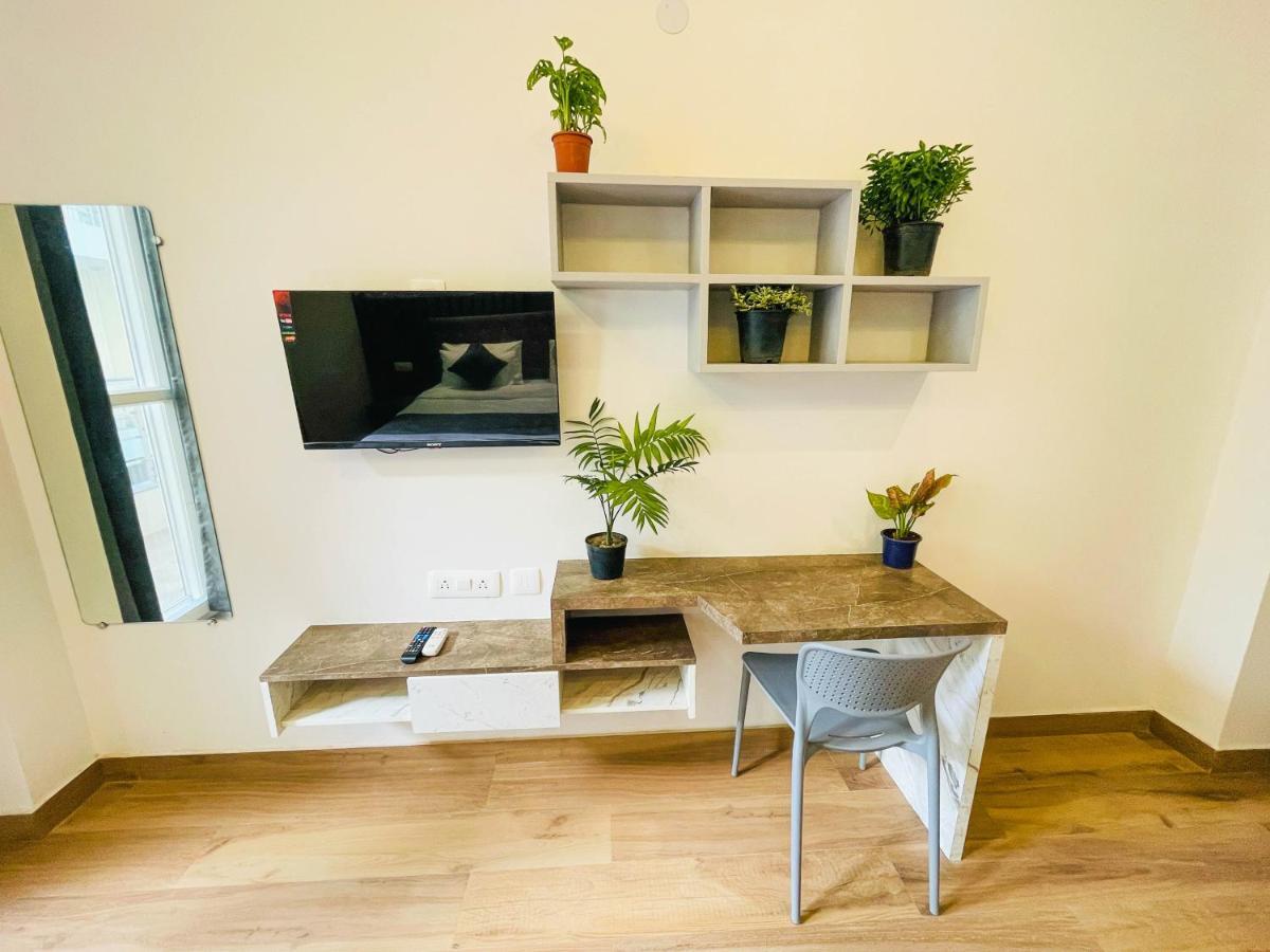 Hotel Serviced Luxury With Kitchenette & Balcony At Sector 45 2*