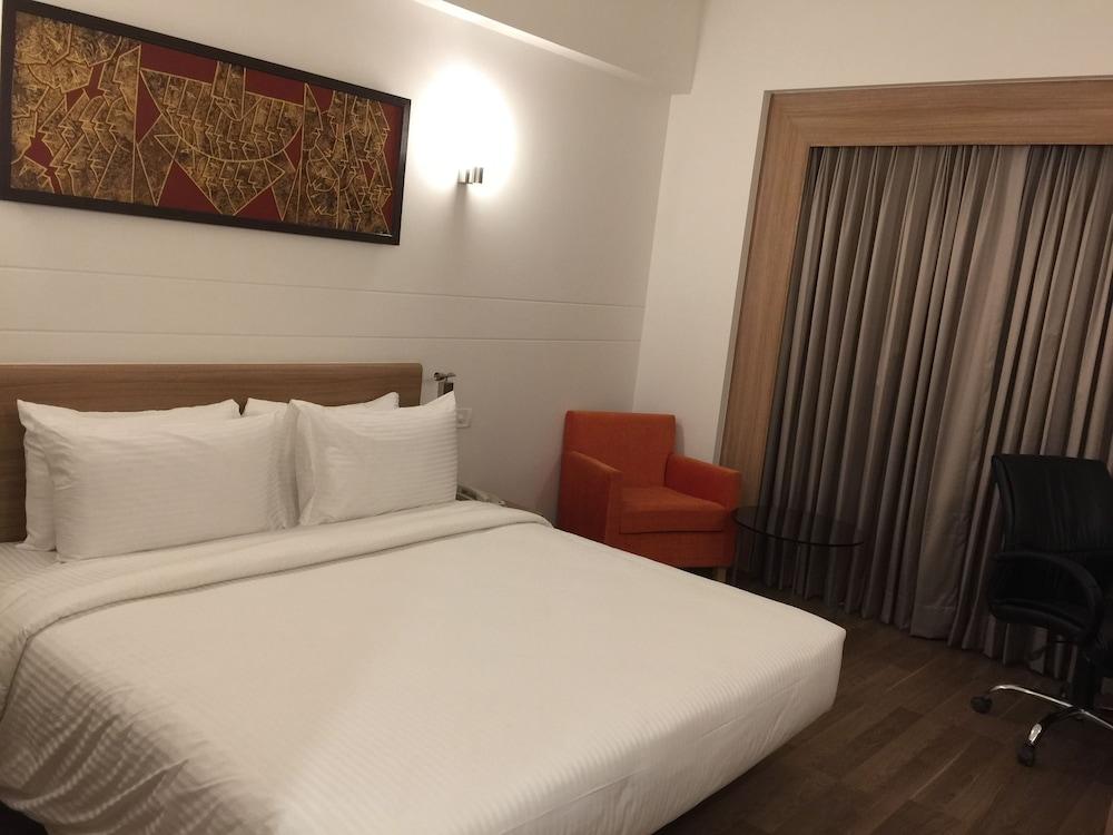 Lemon Tree Hotel, Sector 60, Gurugram 4*