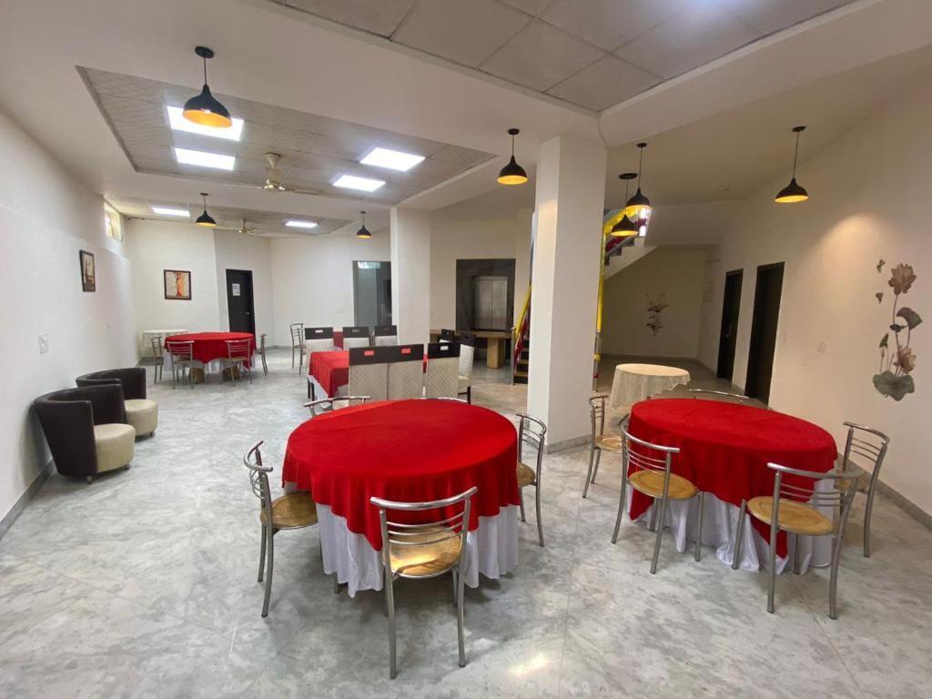 Leaf 9, Cyber Near Ambience Mall 3* Gurgaon