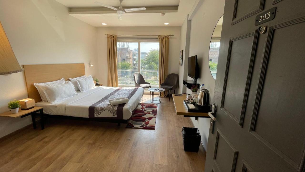 Hotel Saltstayz Express - Medicity Near Medanta Hospital 3*