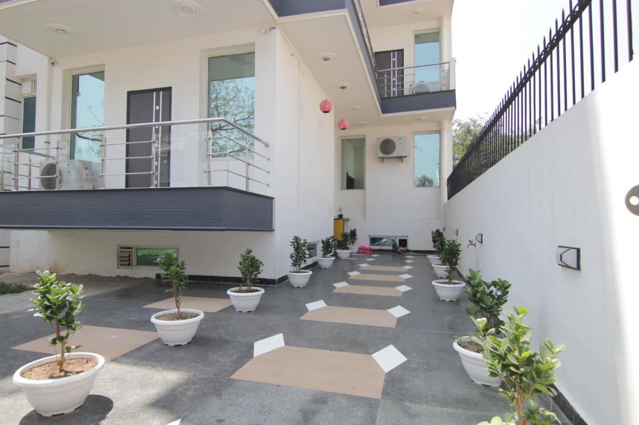 Hotel Leaf 9, Cyber Near Ambience Mall