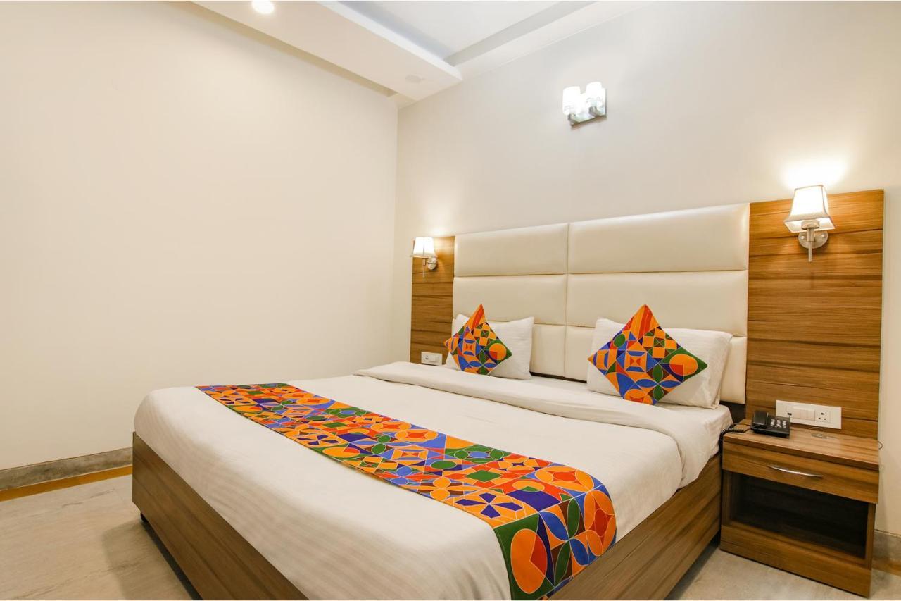 Hotel Leaf 9, Cyber Near Ambience Mall Gurgaon