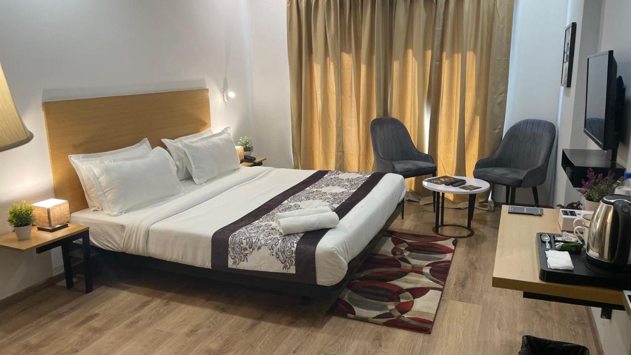Saltstayz Express - Medicity Near Medanta Hospital 3*