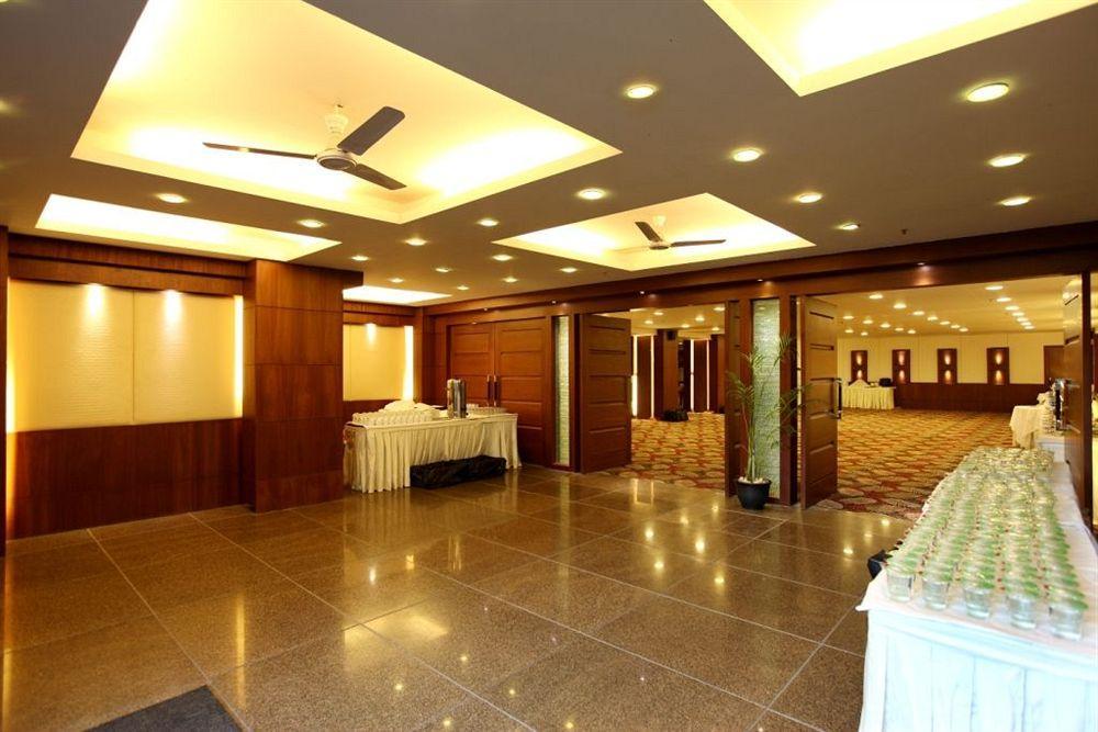 Hotel Crossroads 4*