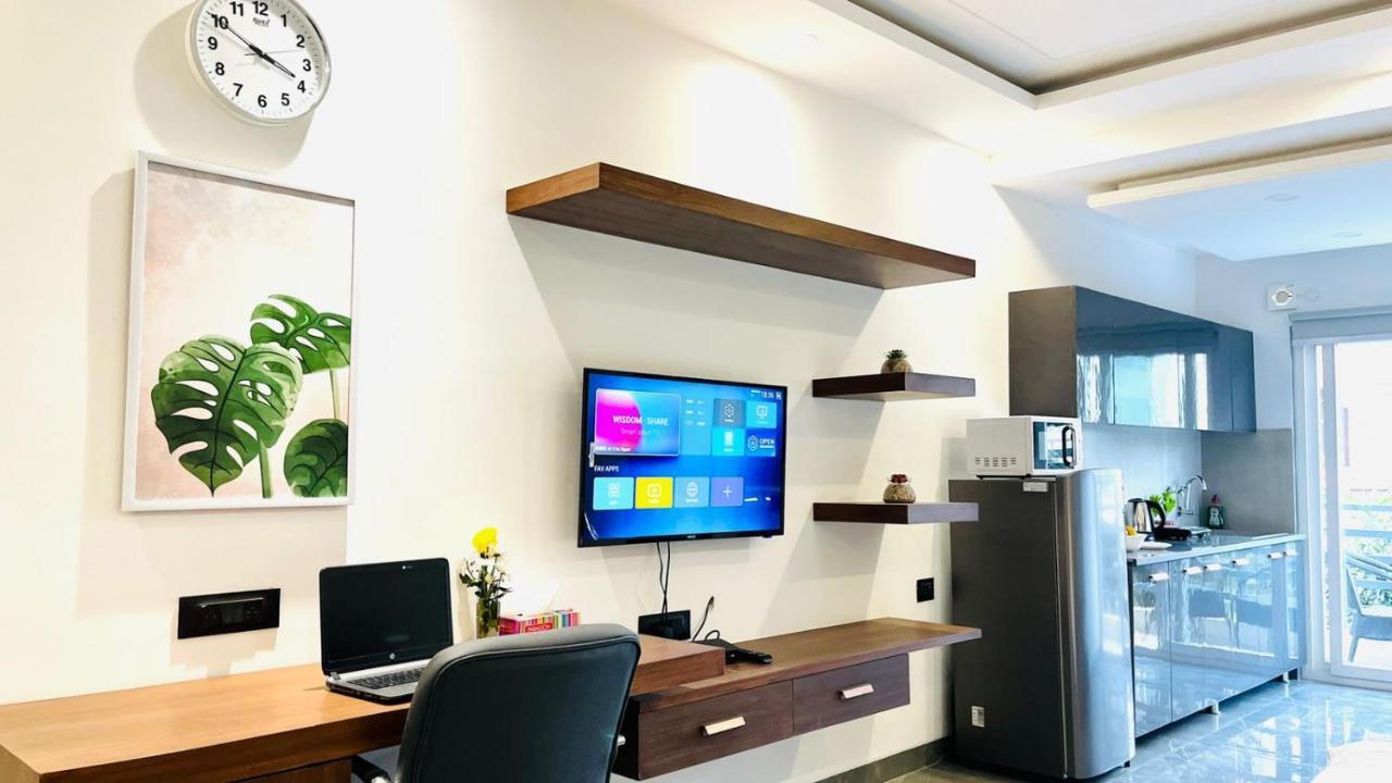 Hotel Bluo Studio1 Dlf Cybercity - Balcony, Gym Tt, Lift 3*