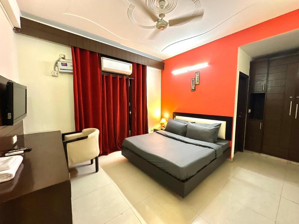 Room With Kitchen Near Golf Course Road