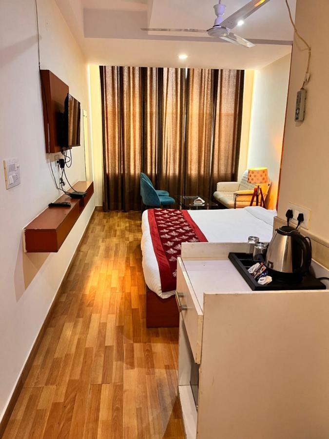 Oyster Pearl I Near Medanta Hospital I Sec-39 I 3*