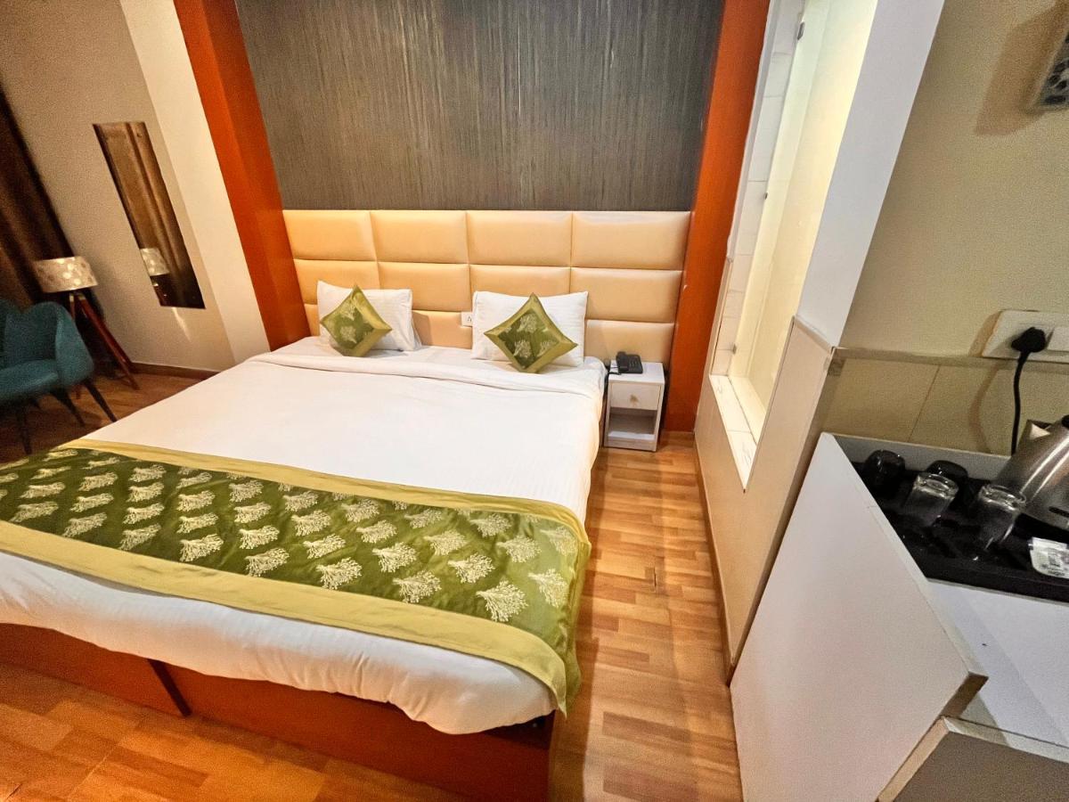Oyster Pearl I Near Medanta Hospital I Sec-39 I Hotel 3*