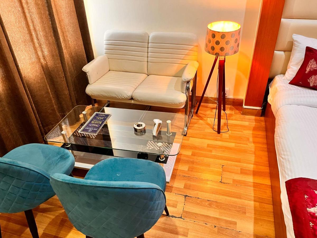 Oyster Pearl I Near Medanta Hospital I Sec-39 I Hotel 3*