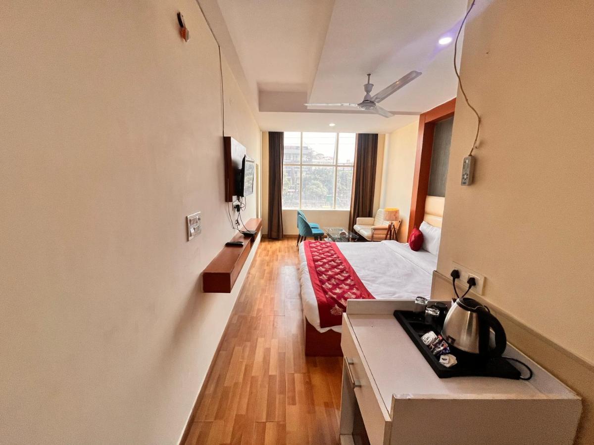 Oyster Pearl I Near Medanta Hospital I Sec-39 I 3* Gurgaon