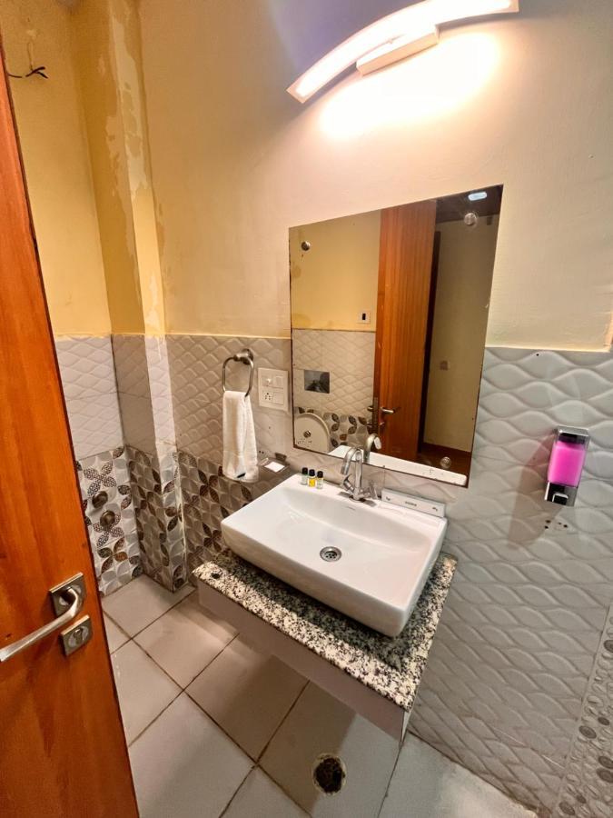 Hotel Oyster Pearl I Near Medanta Hospital I Sec-39 I 3*