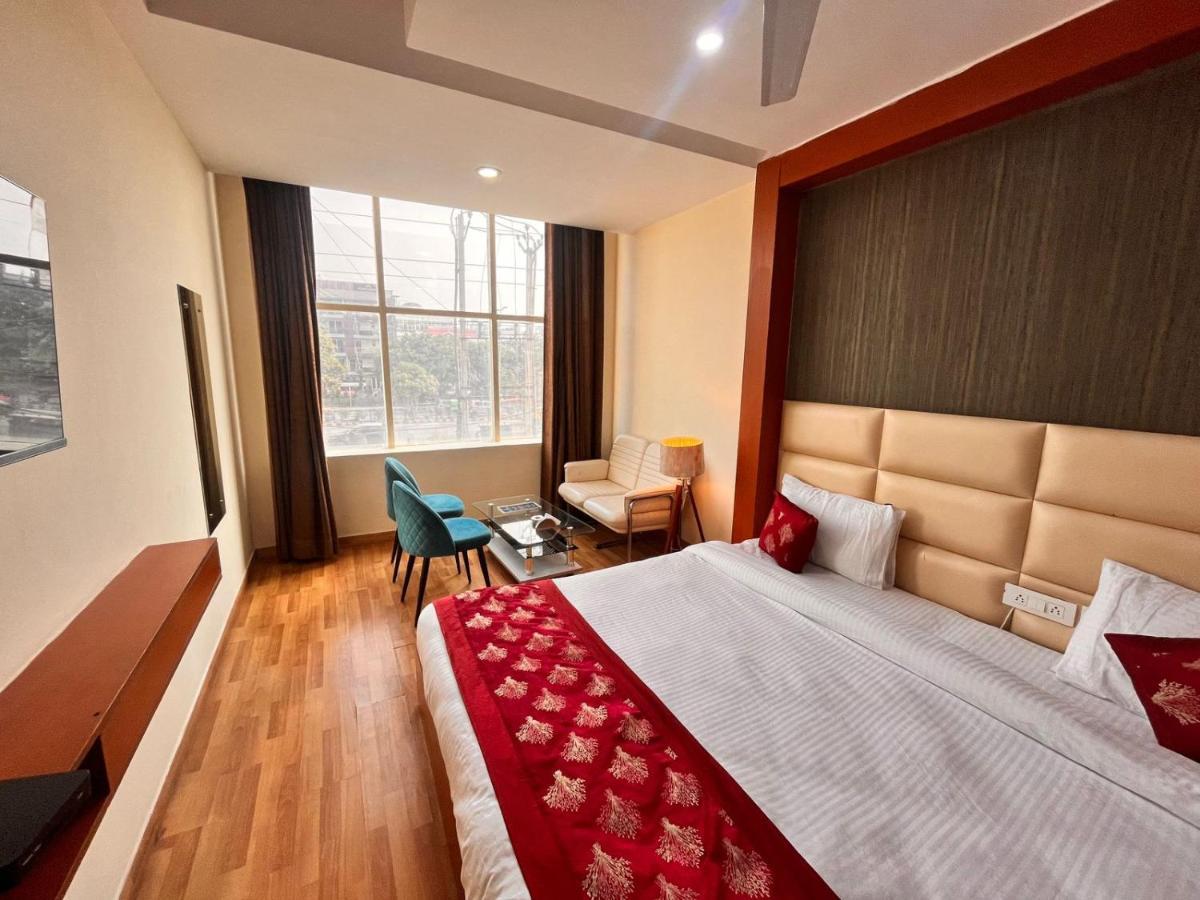 Oyster Pearl I Near Medanta Hospital I Sec-39 I 3* Gurgaon