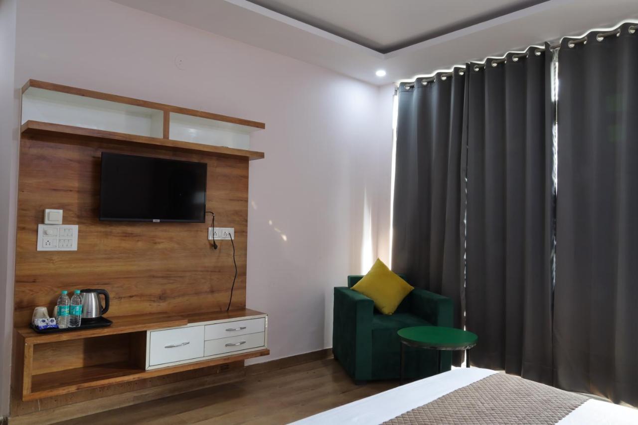 The Sandalwood I Sec-38 I Near Medanta Medicity 4* Gurgaon
