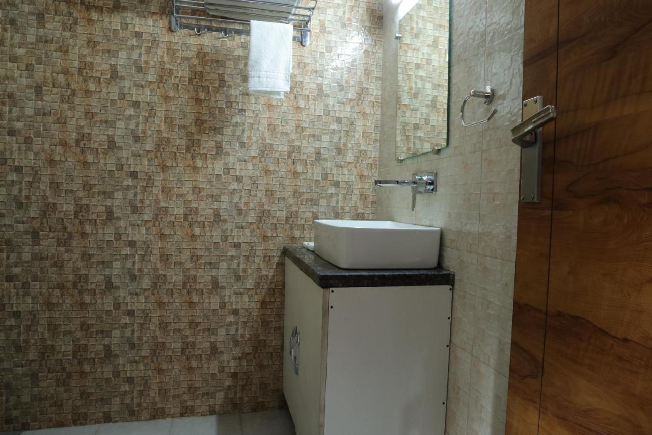 Hotel The Sandalwood I Sec-38 I Near Medanta Medicity Gurgaon