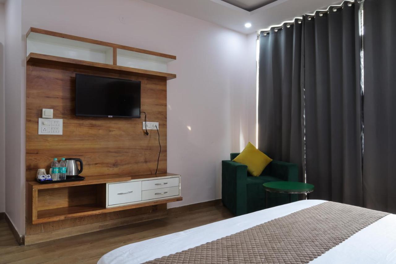 Hotel The Sandalwood I Sec-38 I Near Medanta Medicity 4*