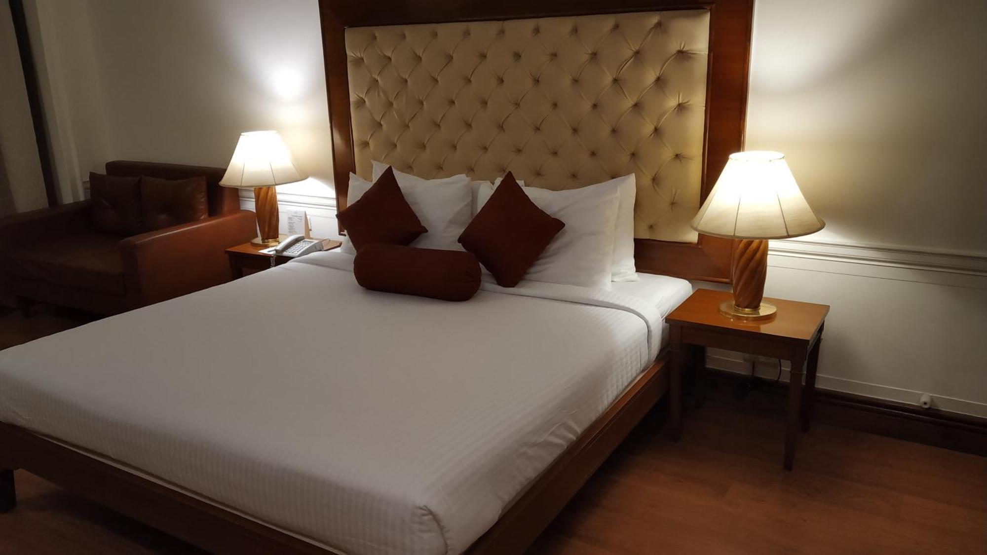 Hotel Dlf Club 4