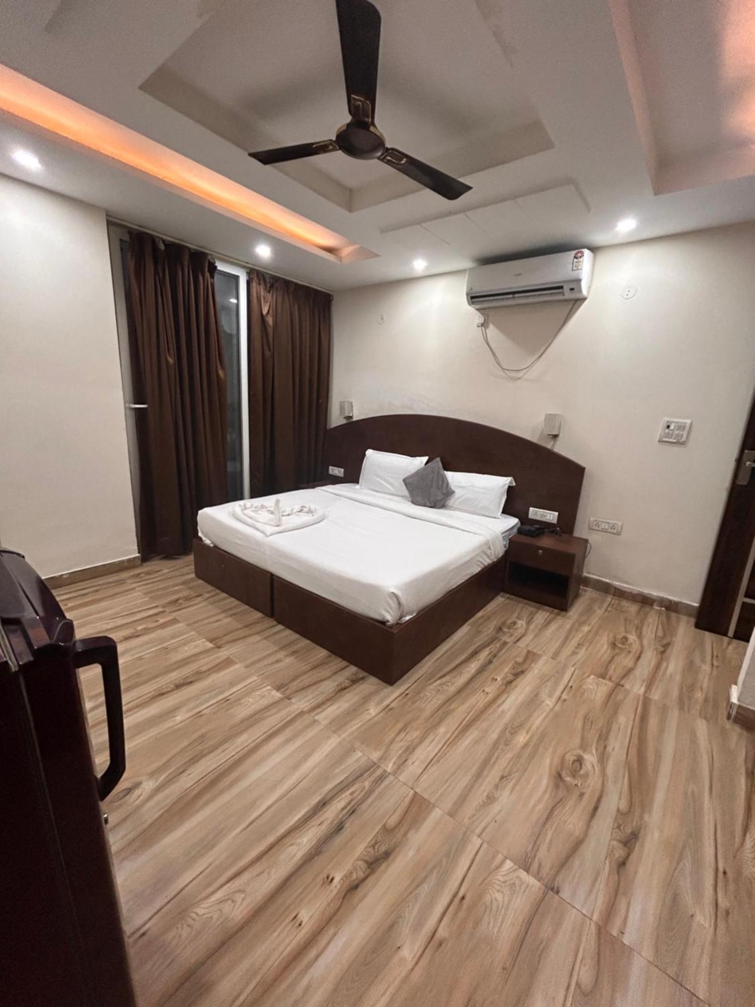 Bellmore And Homes 3*