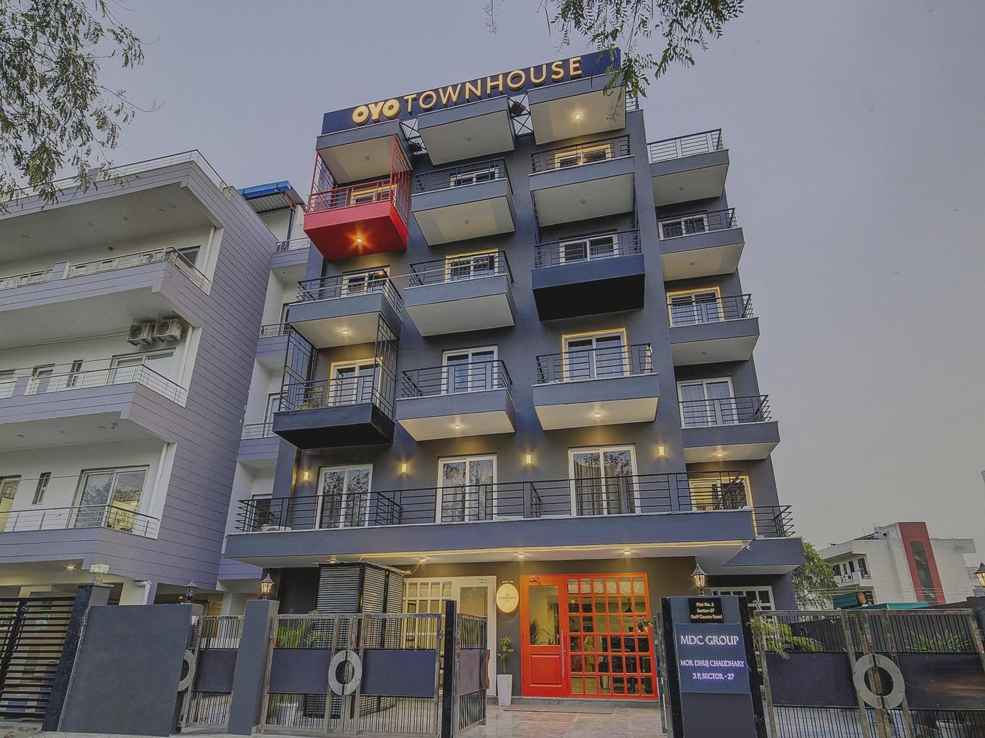 Townhouse Golf Course Road Hotel