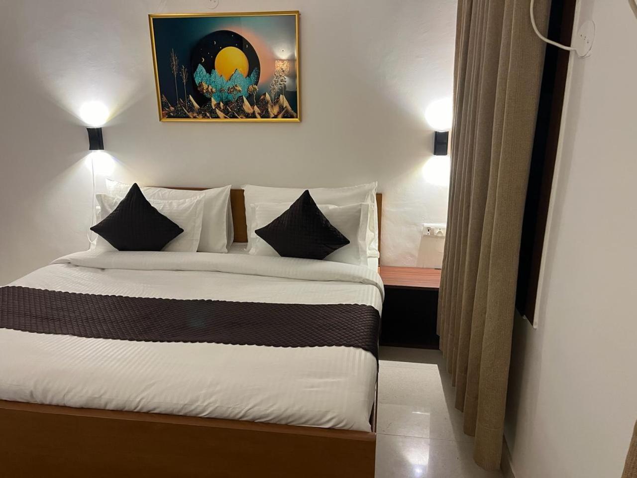 Hotel Aura Luxury I Couple Friendly I Near Golf Course Road, Sector 57, 4*
