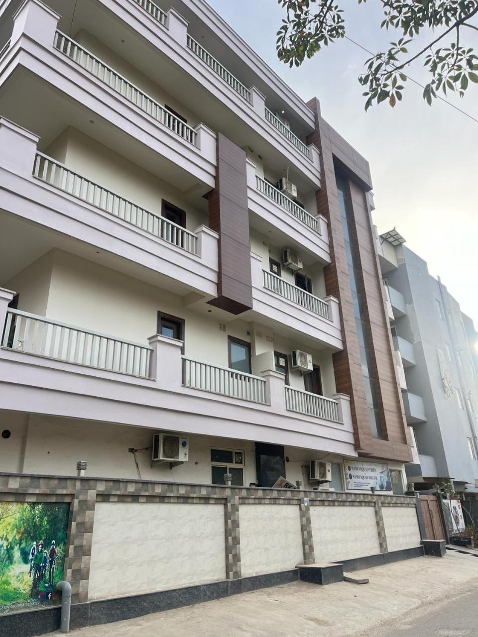 Hotel Aura Luxury I Couple Friendly I Near Golf Course Road, Sector 57, 4*