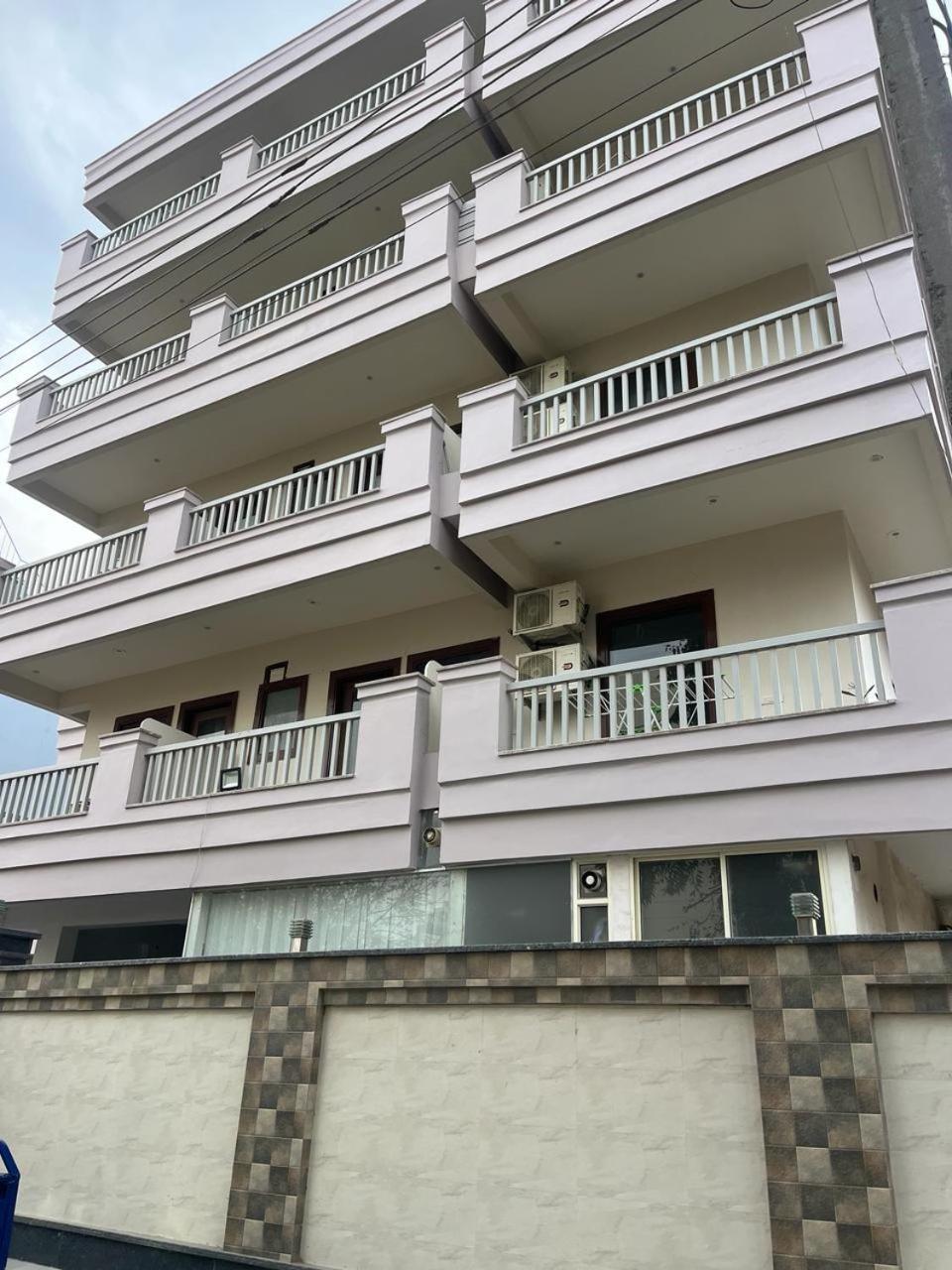 Aura Luxury I Couple Friendly I Near Golf Course Road, Sector 57,