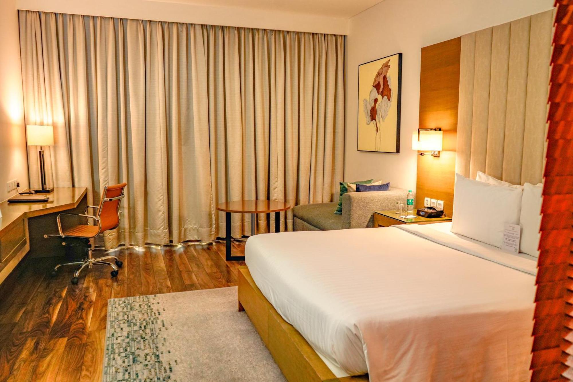 Courtyard By Marriott Gurugram Downtown Hotel 5*
