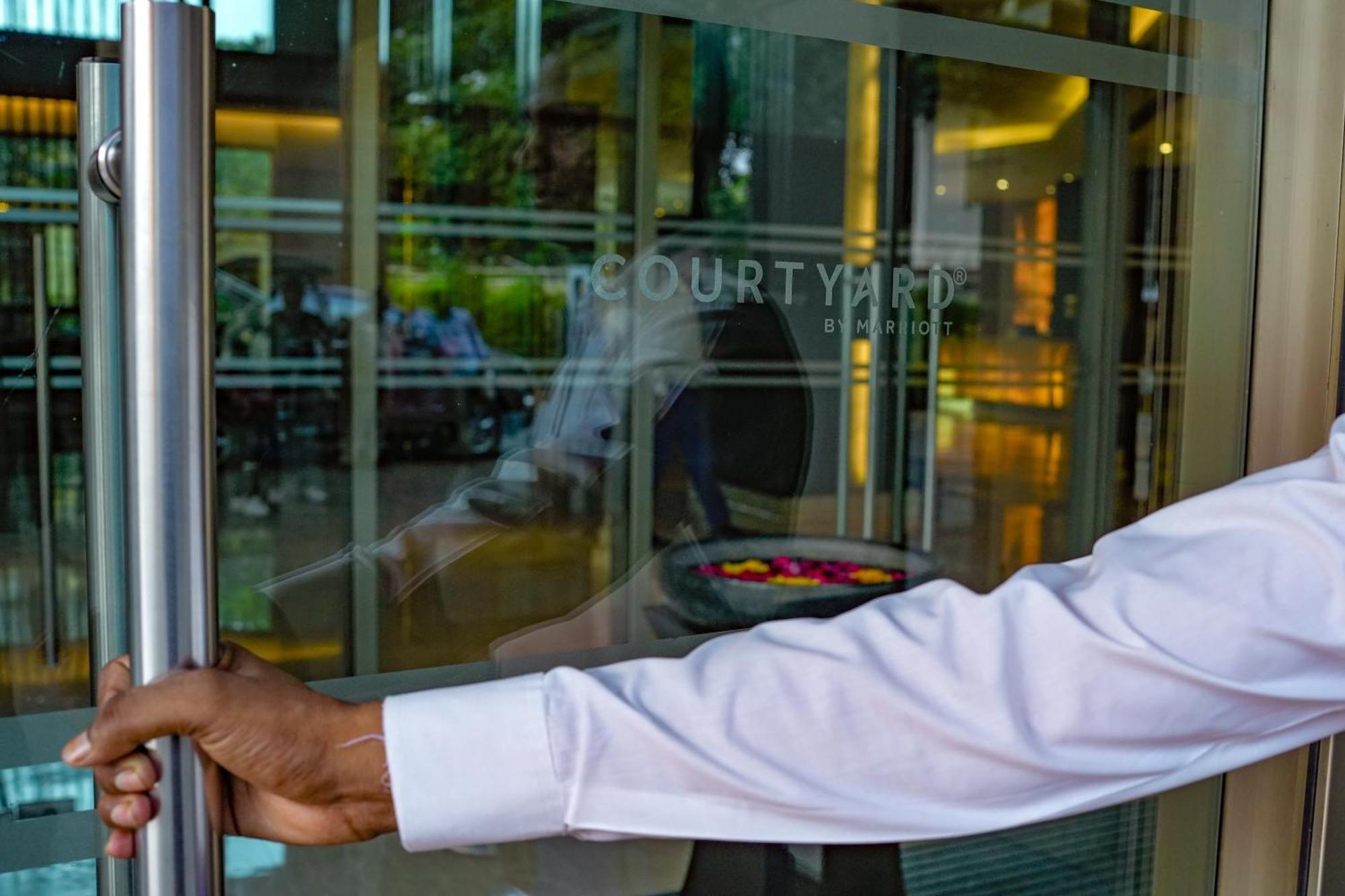 Courtyard By Marriott Gurugram Downtown Hotel 5*