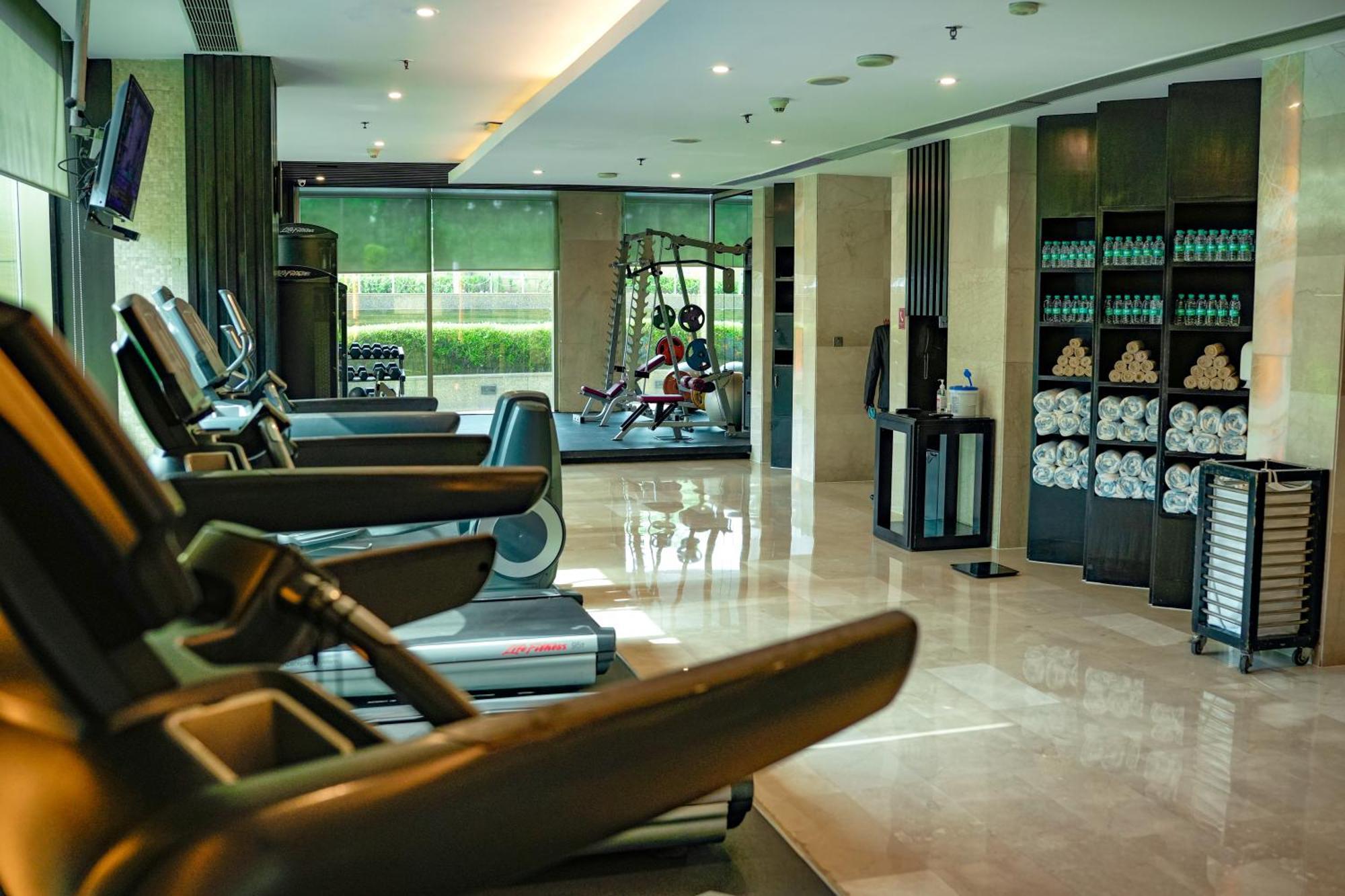 Courtyard By Marriott Gurugram Downtown 5*